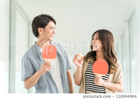Smiling students/university male and female couples walking with table tennis rackets (circle/table tennis club/hobby) Smiling students/university male and female couples walking with table tennis rackets (circle/table tennis club/hobby) 118994904