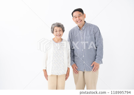 高級婦女，中間男人，父母和孩子，母親，兒子 118995794
