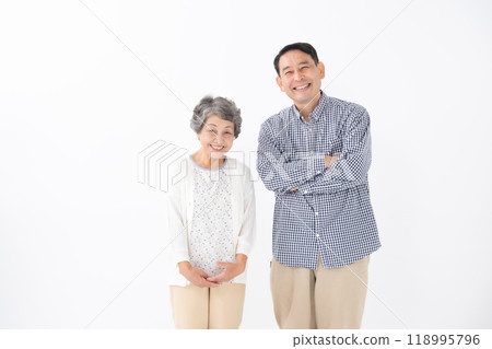 高級婦女,中間男人,父母和孩子,母親,兒子 高級婦女,中間男人,父母和孩子,母親,兒子 118995796