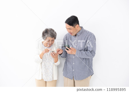 Senior woman, middle-aged man, parent and child, mother, son, smartphone 118995895
