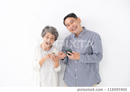 高級女性、中間男性、父母和孩子、母親、兒子、智慧型手機 118995908