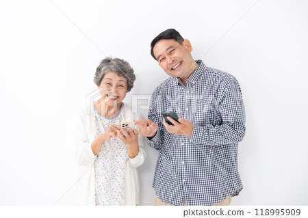 高級女性、中間男性、父母和孩子、母親、兒子、智慧型手機 高級女性、中間男性、父母和孩子、母親、兒子、智慧型手機 118995909