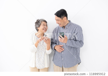 Senior woman, middle-aged man, parent and child, mother, son, smartphone 118995912