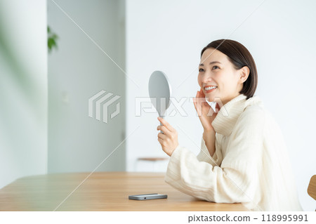 看著手鏡美女的女人 118995991
