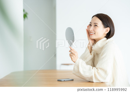 看著手鏡美女的女人 118995992