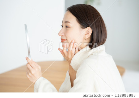 看著手鏡美女的女人 118995993