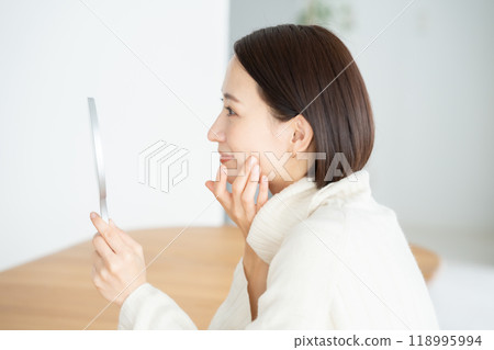 看著手鏡美女的女人 118995994