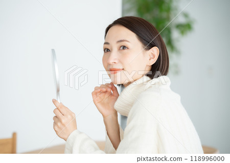 看著手鏡美女的女人 118996000