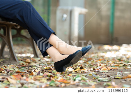 Business woman feet 118996115