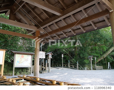 三重縣、伊勢市、伊勢神宮/外宮(豐予大神宮)長頭屋和後參道(夏末) 三重縣、伊勢市、伊勢神宮/外宮(豐予大神宮)長頭屋和後參道(夏末) 118996340