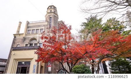 面對諏訪湖的片倉館的紅葉（長野縣諏訪市） 118996625