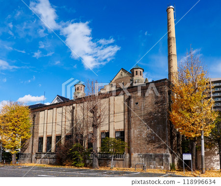 面對諏訪湖的片倉館的紅葉（長野縣諏訪市） 118996634