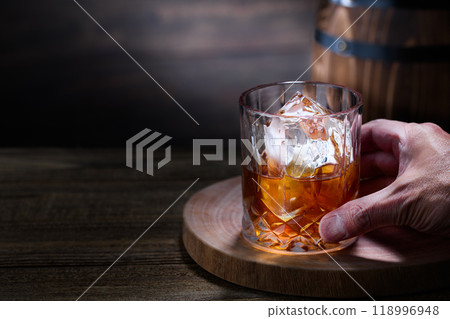 威士忌岩木背景 威士忌岩木背景 118996948