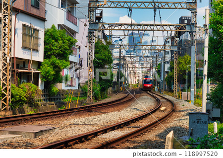在住宅區運行的小田急線特急浪漫特快GSE 在住宅區運行的小田急線特急浪漫特快GSE 118997520