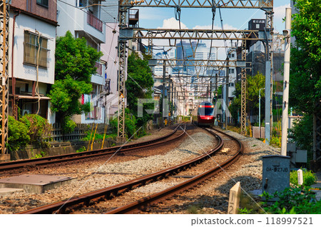 在住宅區運行的小田急線特急浪漫特快GSE 在住宅區運行的小田急線特急浪漫特快GSE 118997521