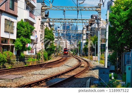 在住宅區運行的小田急線特急浪漫特快GSE 118997522