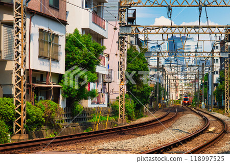 在住宅區運行的小田急線特急浪漫特快GSE 在住宅區運行的小田急線特急浪漫特快GSE 118997525