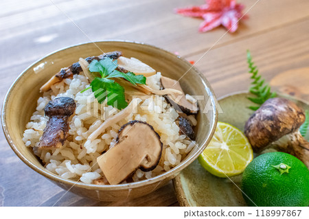 Taste of autumn with matsutake rice Taste of autumn with matsutake rice 118997867
