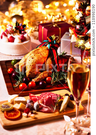 聖誕節、聖誕派對、雞肉、開胃小菜和桌上的香檳 118998190