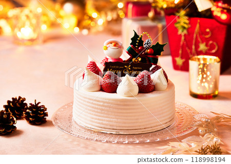 聖誕蛋糕、玻璃盤上新鮮奶油和草莓蛋糕的金色奢華形象 118998194