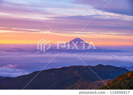 [山梨縣] 黎明時分，從國志岳看到富士山，樹葉開始轉入秋天 118998917