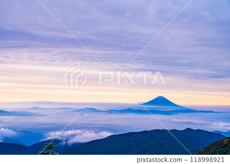 [山梨縣] 黎明時分，從國志岳看到富士山，樹葉開始轉入秋天 118998921