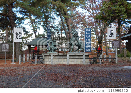 Statues of Takeda Shingen and Uesugi Kenshin in single combat at Kawanakajima Battlefield Historical Park (Nagano City, Nagano Prefecture) Statues of Takeda Shingen and Uesugi Kenshin in single combat at Kawanakajima Battlefield Historical Park (Nagano City, Nagano Prefecture) 118999220