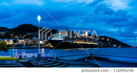 長崎港客船抵達（Westerdam） 從水邊之森公園照亮的夜景全景 [長崎市] 118999246