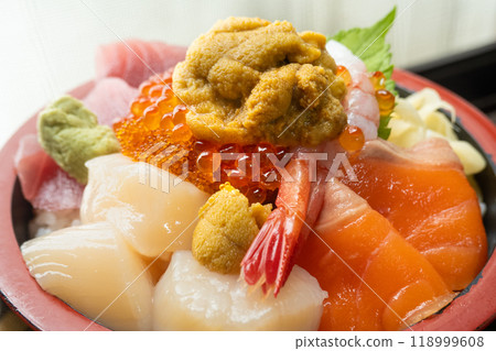 北海道小樽市豪華海鮮碗的特寫圖像 118999608