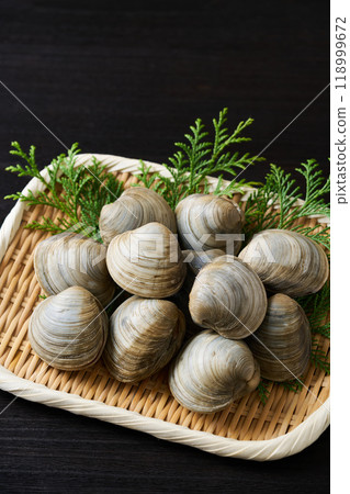 Bombinos clams served in a colander 118999672