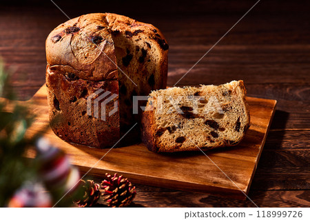 聖誕糖果 Panettone，傳統義大利發酵甜麵包，裡面裝滿乾果 118999726