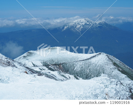 Snow-covered Mount Norikura seen from Mount Ontake 119001916