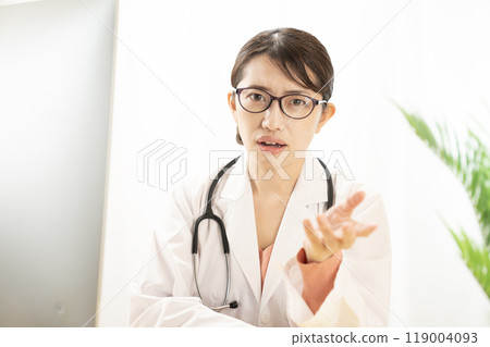 Female doctor giving a lecture to a patient 119004093