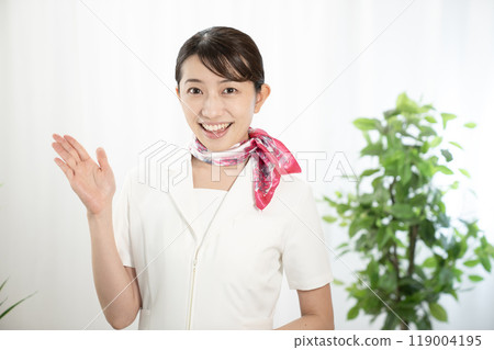 戴著圍巾微笑的美容師 119004195