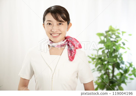 戴著圍巾微笑的美容師 119004196