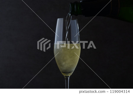 將冷藏好的香檳（起泡酒）倒入長笛杯中 119004314