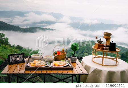 Drip coffee and breakfast, relax with a view of fog and mountains. 119004321