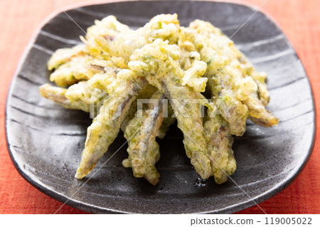 Delicious small sardines with seaweed tempura Delicious small sardines with seaweed tempura 119005022