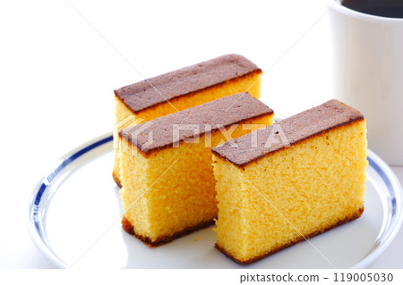 Enjoy a happy time with castella, a Japanese sweet originating from Portugal, and aromatic freshly brewed coffee. 119005030