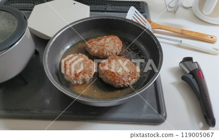 Make a hamburger 119005067
