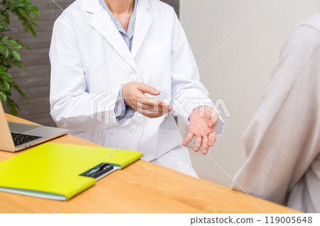 Female doctor and male patient 119005648