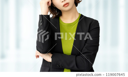 business woman thinking 119007645