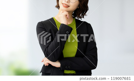 微笑的女商人 微笑的女商人 119007681