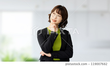 微笑的女商人 119007682