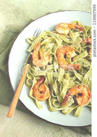 tagliatelle with spinach, in cream sauce, with shrimp, homemade, no people, 119007999
