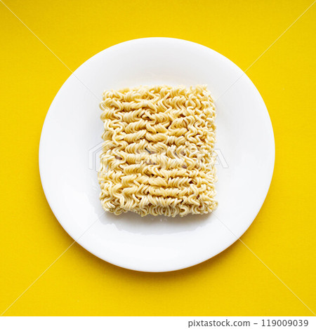 Noodles on a plate. Vermicelli in the shape of a square on a round plate. 119009039