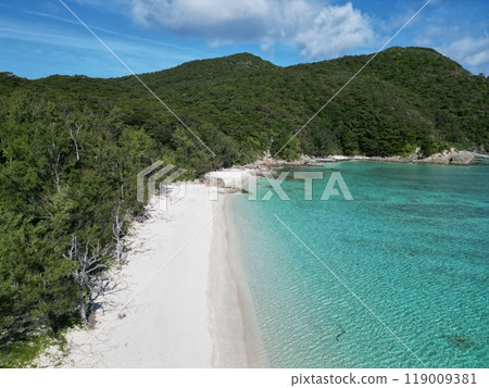 Aerial view of Karamanohama, a hidden beach on Zamami Island in Okinawa Prefecture 119009381