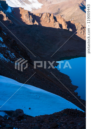 Mountain lake in the first rays of the sun 119009443
