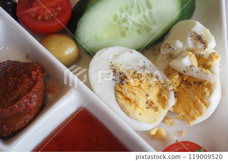 Using fresh ingredients such as boiled eggs, various vegetables, and delicious dipping sauces Using fresh ingredients such as boiled eggs, various vegetables, and delicious dipping sauces 119009520