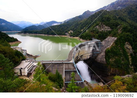 黑部水壩在日本經濟高速成長時期依靠黑部山提供了支持。 119009692
